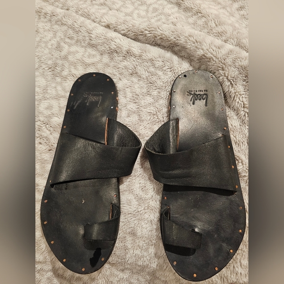 BEEK FINCH LEATHER TOE RING SANDAL - Picture 2 of 4